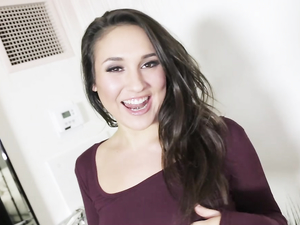 Braless Teasing Babe Is Eager To Blow You